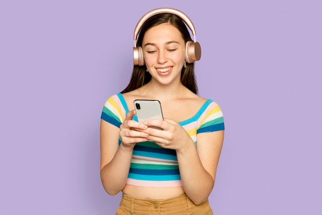 Foto gratuita mujer sonriente transmisión de música con dispositivo digital smartphone