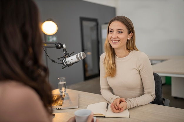 Foto gratuita mujer sonriente transmitiendo una entrevista por radio