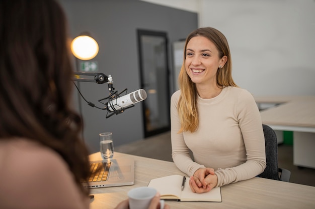 Mujer sonriente transmitiendo una entrevista por radio