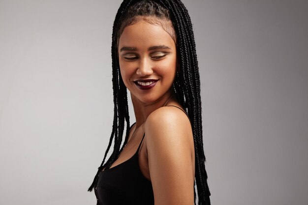 Mujer sonriente con trenzas africanas