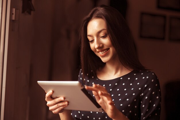 Mujer sonriente usando su tableta