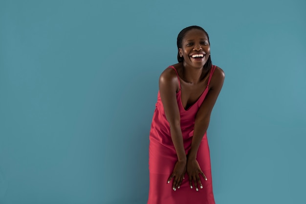 Foto gratuita mujer sonriente con vestido rojo vista frontal