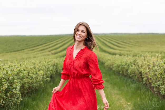 Mujer sonriente con vestido rojo