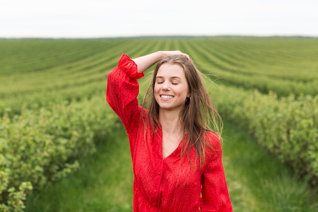 Foto gratuita mujer sonriente, en, vestido rojo