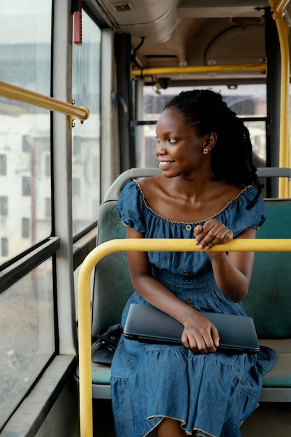 Mujer sonriente viajando en autobús