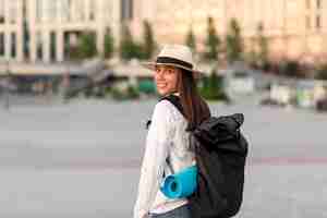 Foto gratuita mujer sonriente viajando sola con mochila