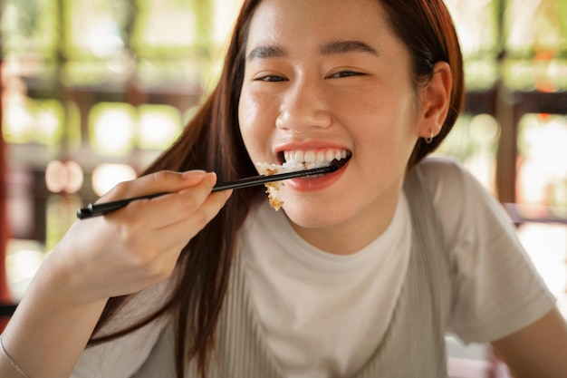 Mujer sonriente de vista frontal con comida deliciosa