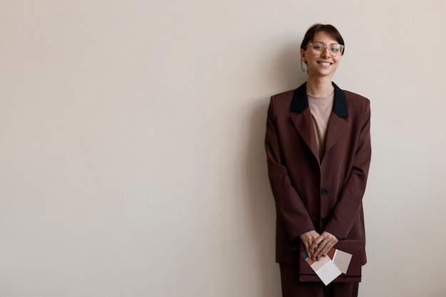 Mujer sonriente de vista frontal con espacio de copia