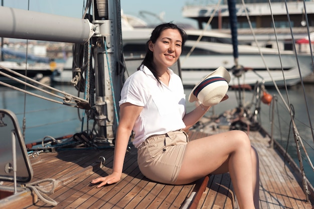 Mujer sonriente de vista lateral en barco