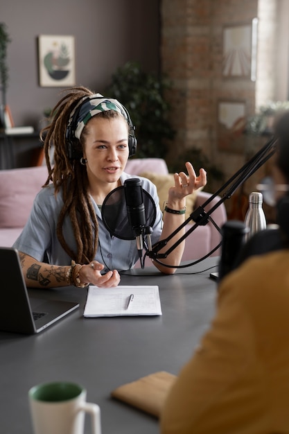 Mujer sonriente de vista lateral hablando en podcast