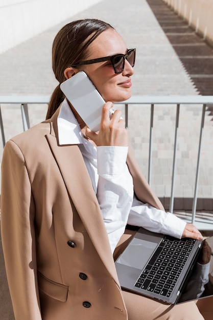 Foto gratuita mujer sonriente de vista lateral hablando por teléfono