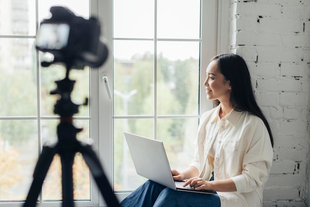 Foto gratuita mujer sonriente de vista lateral haciendo un vlog