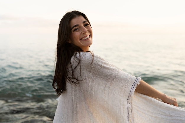 Foto gratuita mujer sonriente de vista lateral en la playa