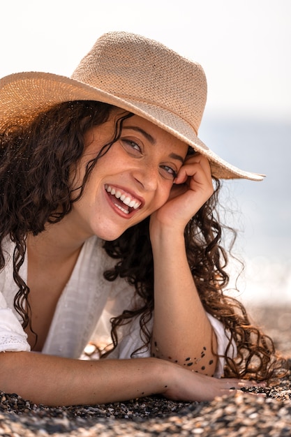 Mujer sonriente en la vista lateral de la playa