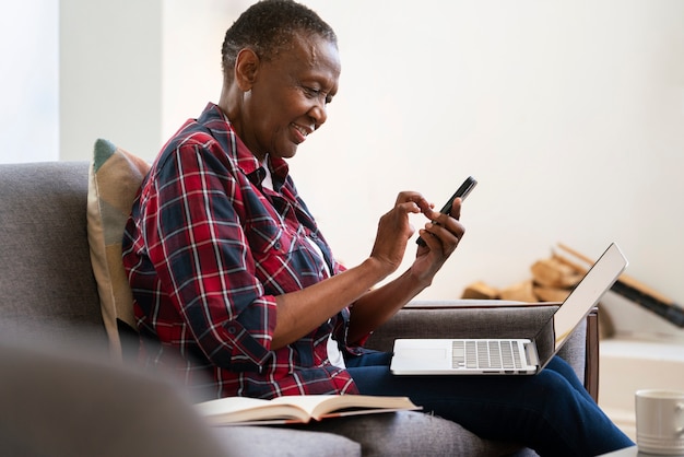 Foto gratuita mujer sonriente con vista lateral del teléfono