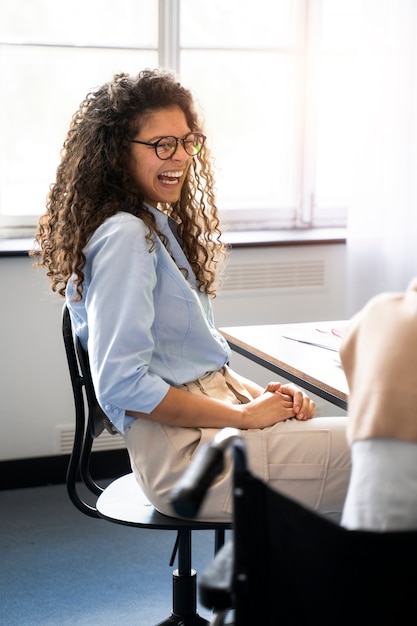 Mujer sonriente de vista lateral en el trabajo