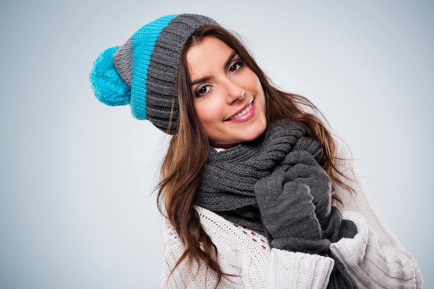 Mujer sonriente vistiendo ropa de invierno de moda