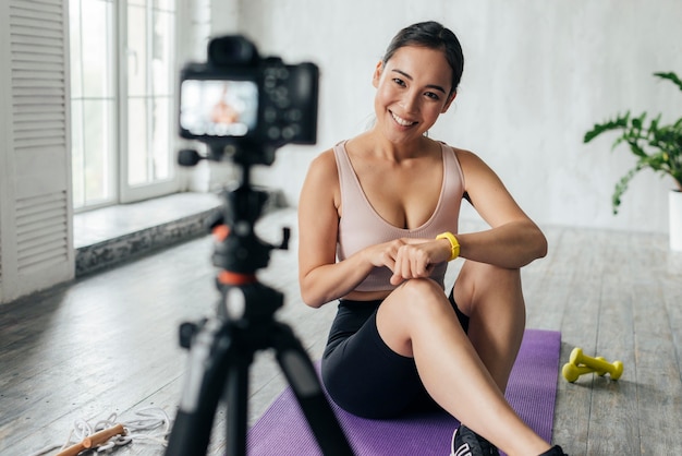 Mujer sonriente en vlogging de ropa deportiva