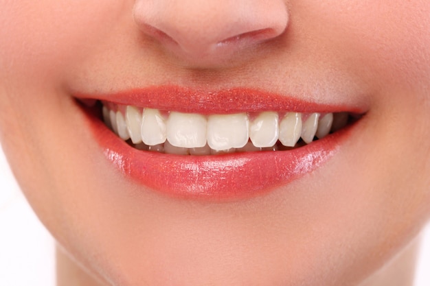 Mujer con sonrisa blanca