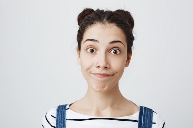 Foto gratuita mujer con sonrisa incómoda sintiéndose incómoda