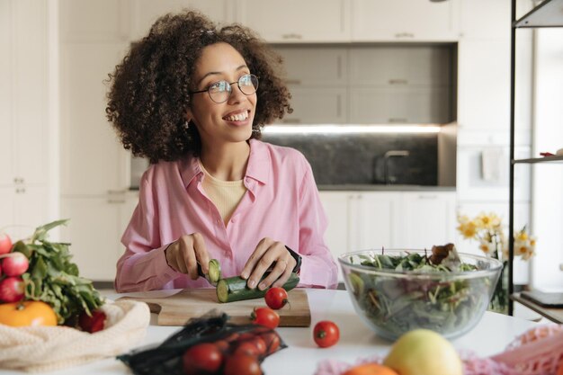 Mujer de sonrisa negra cocinando en la cocina