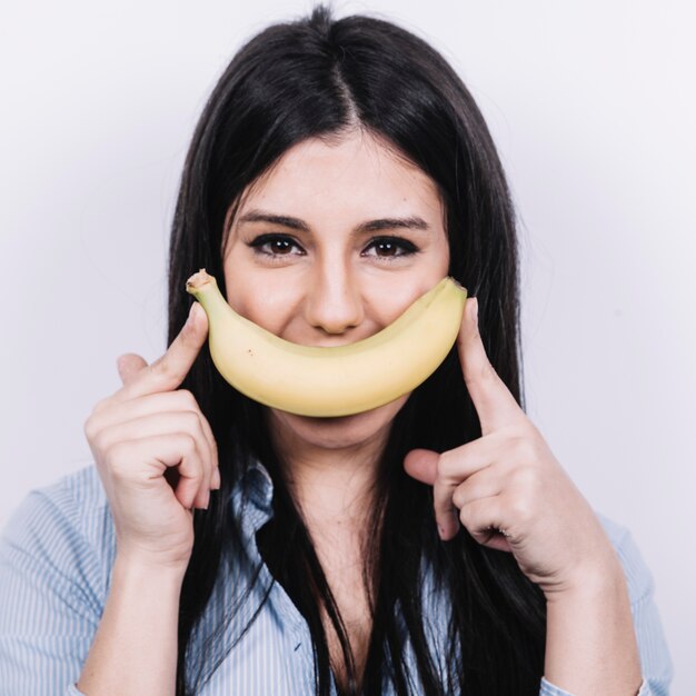 Mujer con sonrisa de plátano