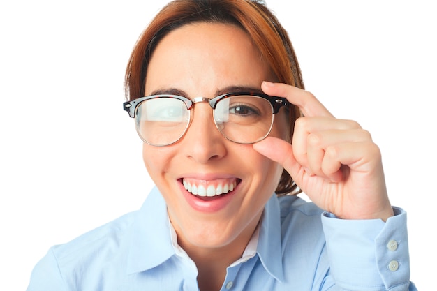 Mujer con la sonrisa de los vidrios