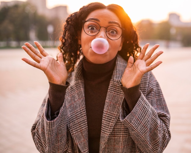 Foto gratuita mujer soplando burbujas al aire libre