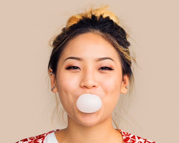 Foto gratuita mujer soplando chicle, retrato de rostro alegre