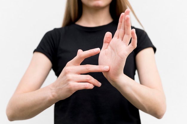 Mujer sorda comunicándose a través del lenguaje de señas