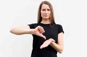 Foto gratuita mujer sorda comunicándose a través del lenguaje de señas