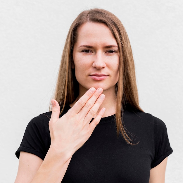 Mujer sorda comunicándose a través del lenguaje de señas
