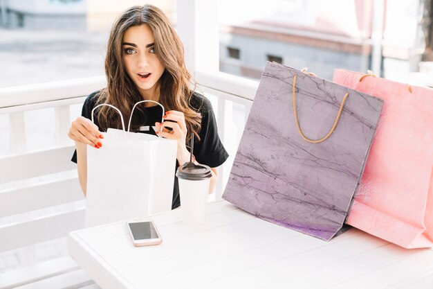 Mujer sorprendida con bolsa de papel