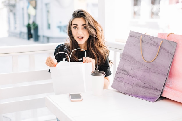 Mujer sorprendida con bolsa de papel