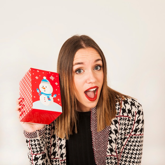 Mujer sorprendida con caja de regalo