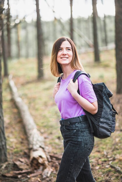 Mujer sorprendida caminando en el bosque