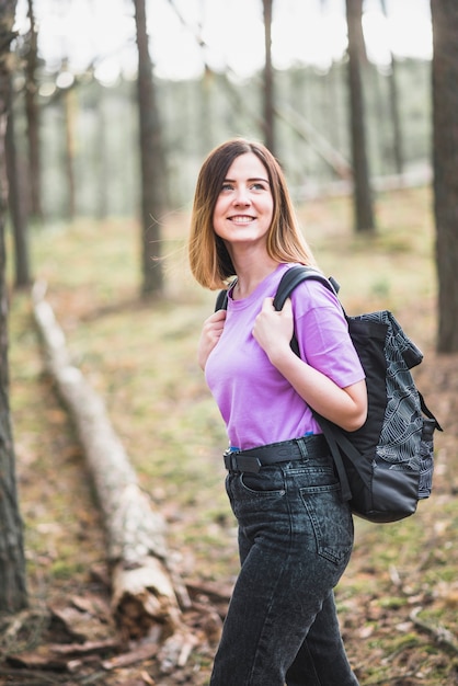 Mujer sorprendida caminando en el bosque