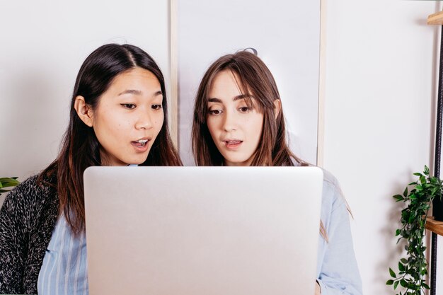 Mujer sorprendida con la computadora portátil