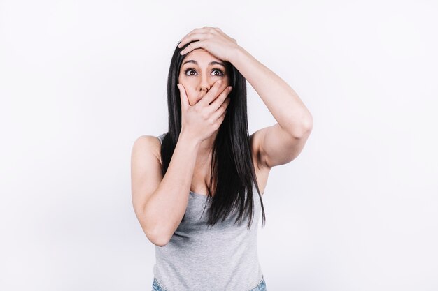 Mujer sorprendida cubriendo la boca