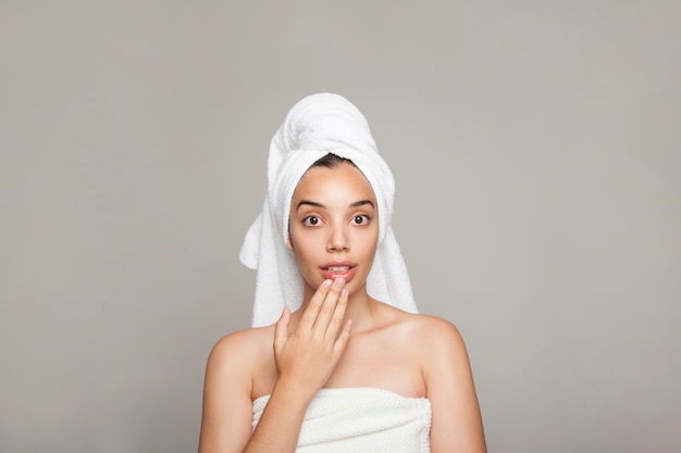 Mujer sorprendida después del baño