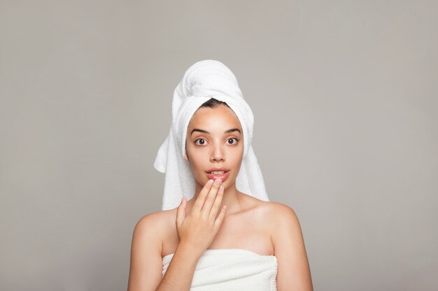 Mujer sorprendida después del baño