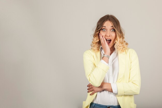 Mujer sorprendida feliz