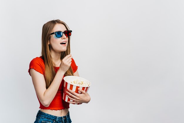 Mujer sorprendida con gafas 3d con espacio de copia