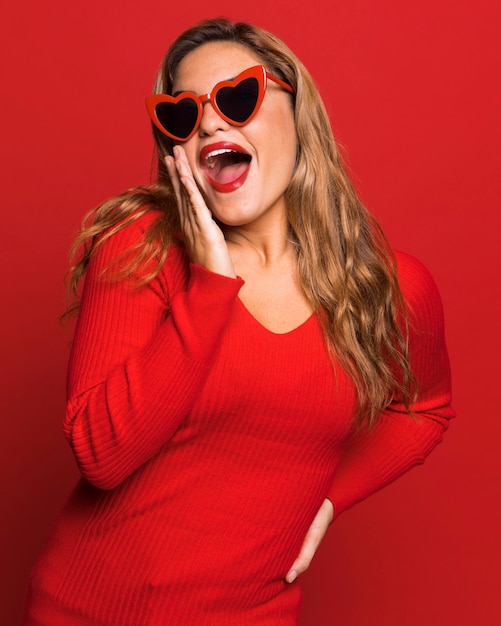 Mujer sorprendida con gafas de sol