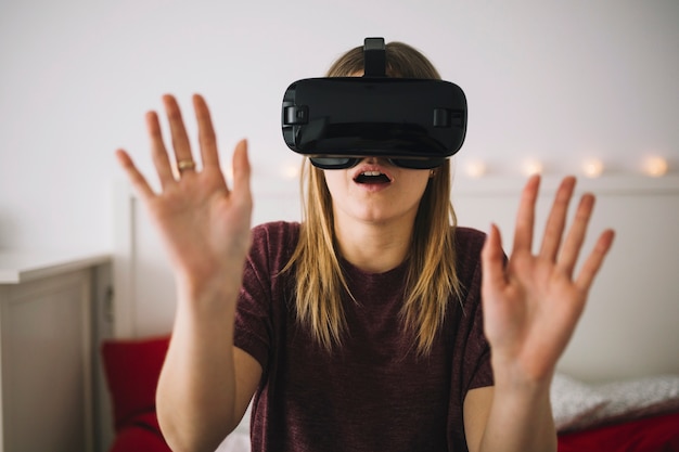 Foto gratuita mujer sorprendida interactuando con realidad virtual