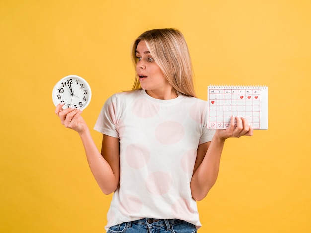 Mujer sorprendida mirando el reloj