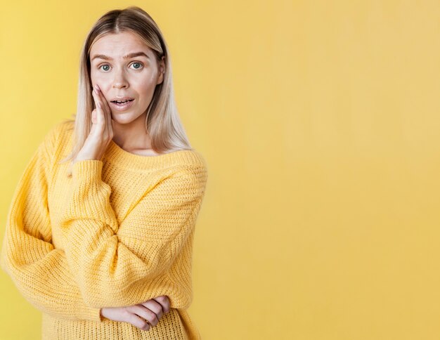 Mujer sorprendida posando con espacio de copia