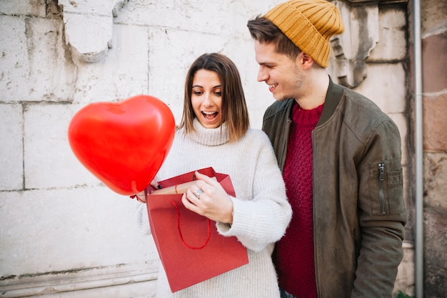 Mujer sorprendida que recibe el presente del hombre