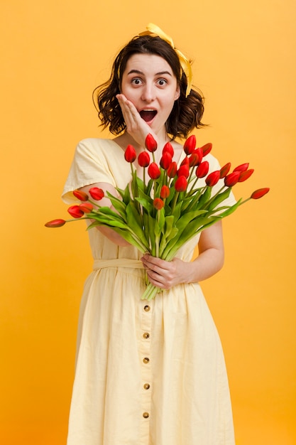 Mujer sorprendida con ramo de flores