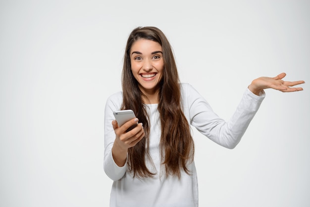 Mujer sorprendida recibe noticias increíbles en su teléfono inteligente